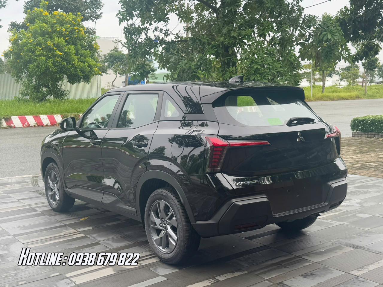 Xforce GLX màu đen phần đuôi thanh thoát và mạnh mẽ
